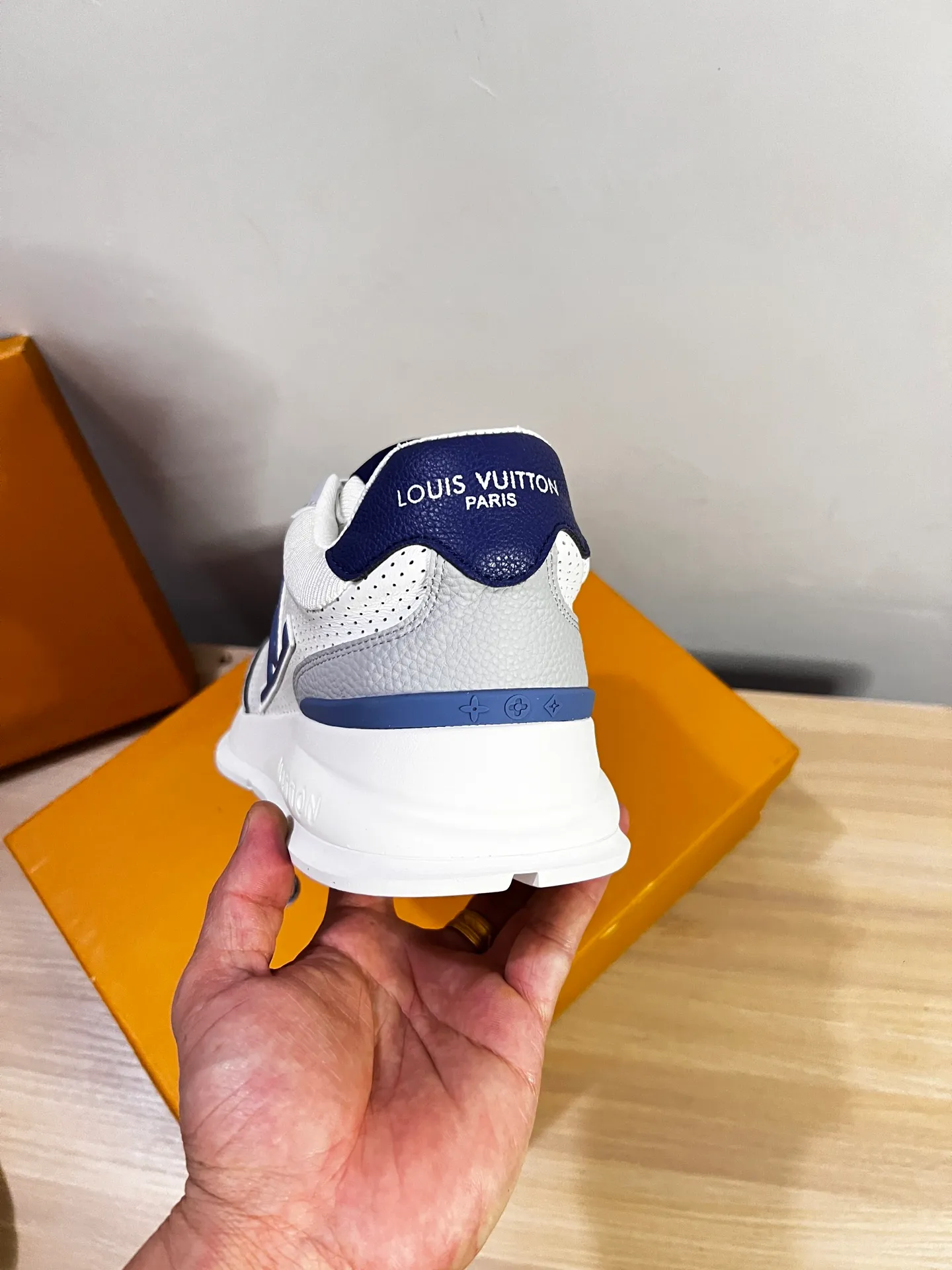 Factory price: 438💰LV men's classic casual sneakers. This sneaker is made of soft cow leather and has a classic logo. The classic logo shapes the elegant upper. The thick yet lightweight rubber outsole is embossed with the Louis Vuitton logo. The padded insole and technical lining once again upgrade the comfort experience. The calfskin lining imported from Italy is high-end and comfortable, and the original outsole is light and wear-resistant! Purely handmade, details determine quality! Size: 38-45, customized 45